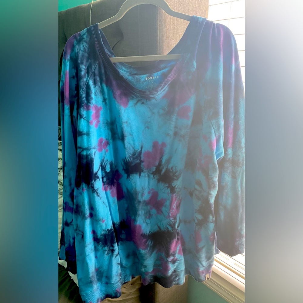 Hello I am selling this sweater from Torrid and it’s a size 4x